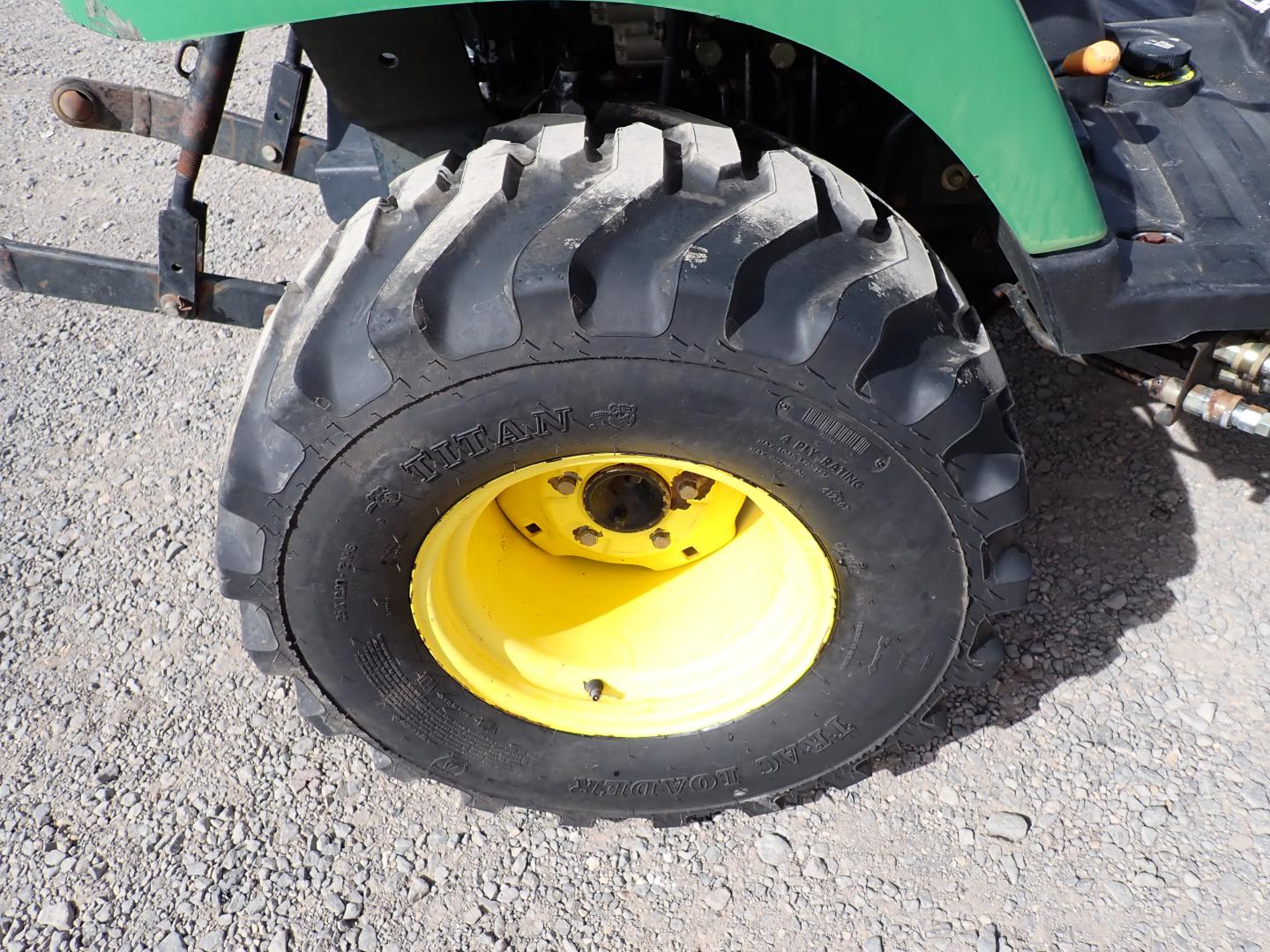 ./imagenes/INVOICE/2019/16536/TRACTOR JOHN DEERE_2305 (5).JPG